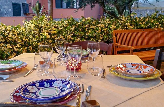 Antico Casale Sorrento Ristorante Nonna Luisa - tavolo in giardino